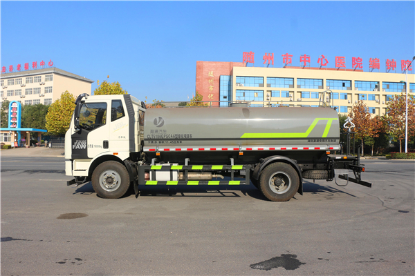 解放15方洒水车