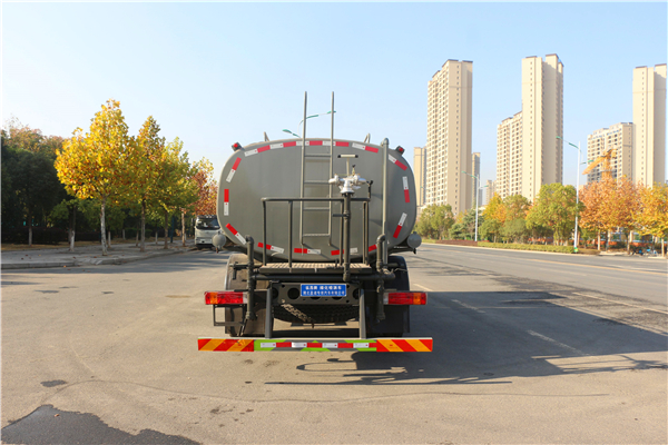 解放15方洒水车